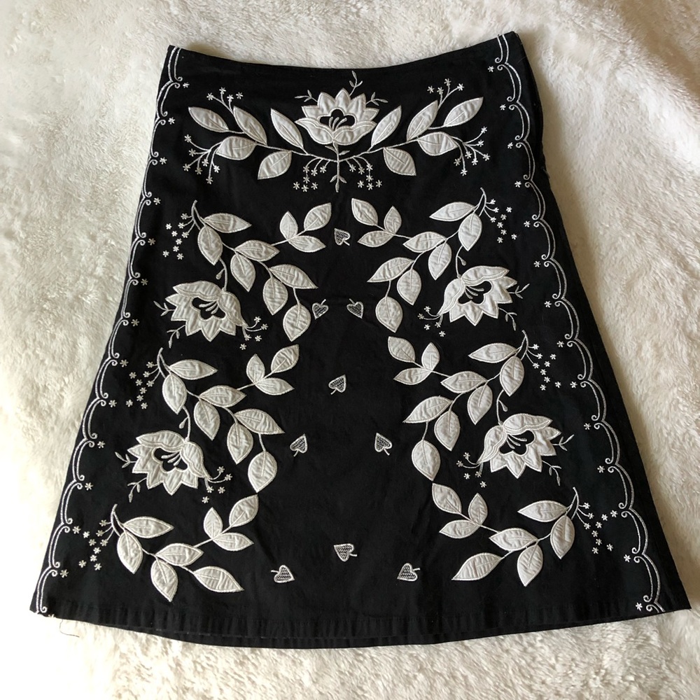 Black & White A-line Embroidered Skirt - Size 4